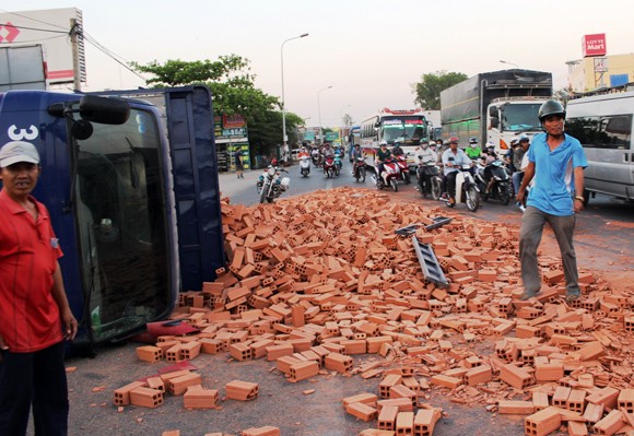 Xe tải bất ngờ “trút” gạch xuống giữa QL1A ảnh 2