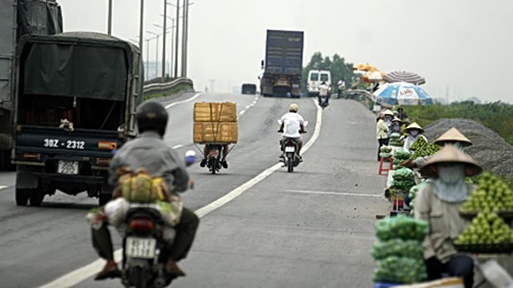 Bán hàng trên cầu Thanh Trì – hiểm họa từ sự vô ý thức ảnh 1