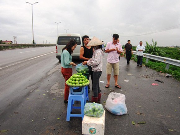 Bán hàng trên cầu Thanh Trì – hiểm họa từ sự vô ý thức ảnh 3