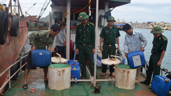 Bắt tàu chở 3.000 lít dầu có nguồn gốc phi pháp ảnh 1