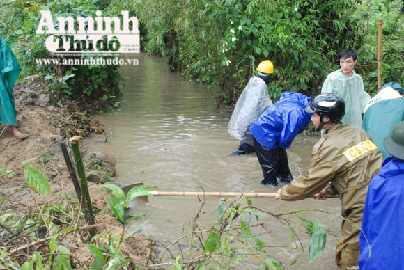 Giúp dân gia cố lại kênh mương và ruộng sau lũ ảnh 1