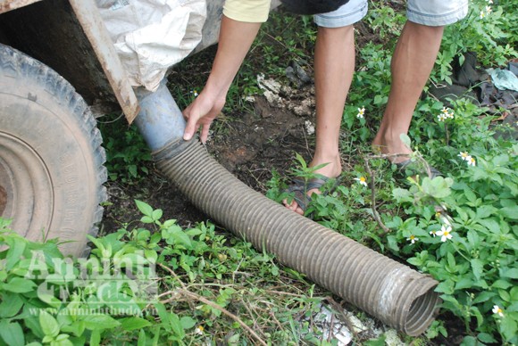 Bắt quả tang xe tải đổ phân ngay giữa lòng thành phố ảnh 2