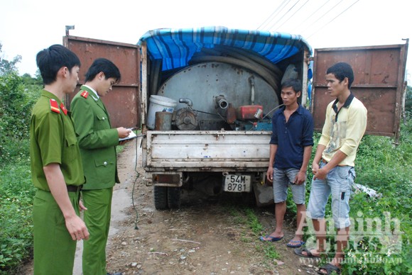 Bắt quả tang xe tải đổ phân ngay giữa lòng thành phố ảnh 3
