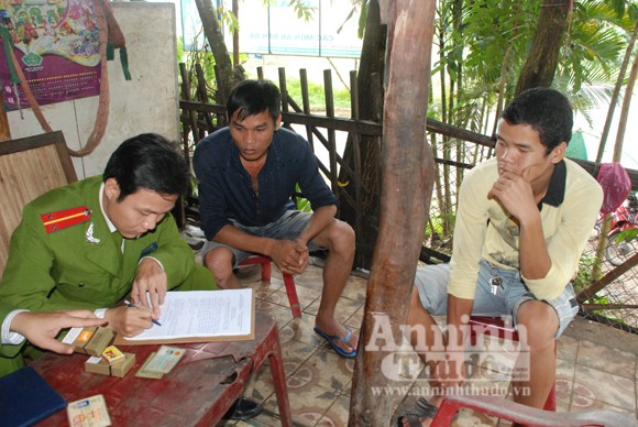 Bắt quả tang xe tải đổ phân ngay giữa lòng thành phố ảnh 4