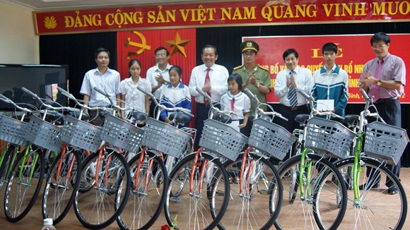 Chánh án TAND tối cao tặng quà cho học sinh nghèo ảnh 1