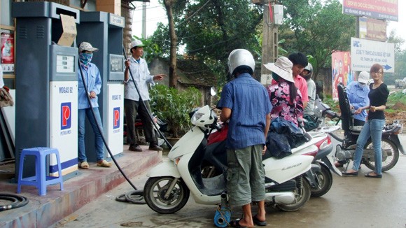 “Đỏ mắt” chờ giá xăng giảm ảnh 1
