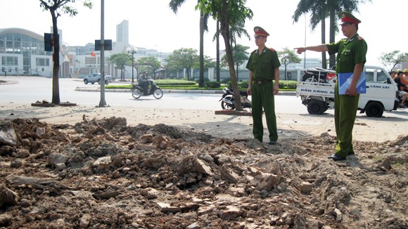 Kiên quyết xử lý xe đổ trộm đất thải ảnh 1