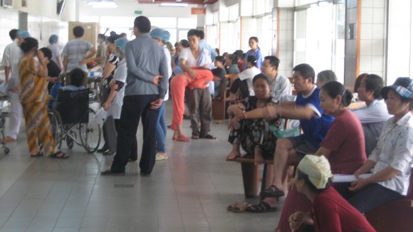 Bệnh nhân ùn ùn nhập viện ảnh 1