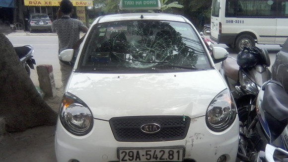 Nữ lái xe taxi đâm liên tiếp vào nhiều cảnh sát ảnh 1