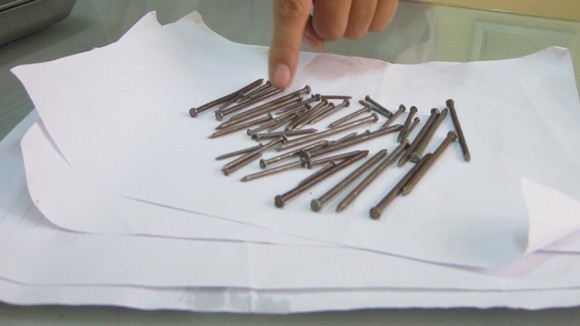 Hàng cân đinh rải trên phố ảnh 2