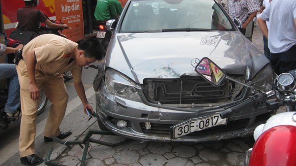 Mercedes lao lên hè 2 người bị thương ảnh 1