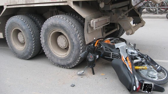 Còi hơi điếc tai, đèn pha lóa mắt ảnh 1