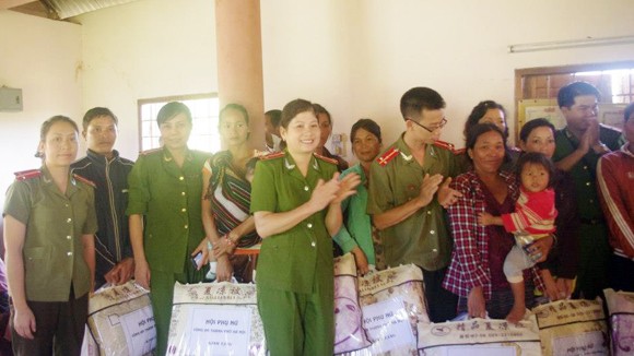 Thắm tình nghĩa Công an Thủ đô giữa đại ngàn ảnh 2