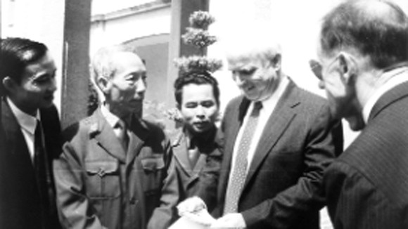 John McCain và chiếc mũ mang thông điệp hoà bình ảnh 1