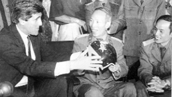 John McCain và chiếc mũ mang thông điệp hoà bình ảnh 2