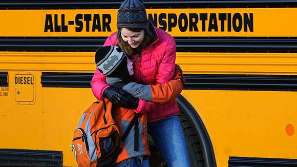 Sau thảm sát, học sinh Sandy Hook lại đến trường ảnh 1
