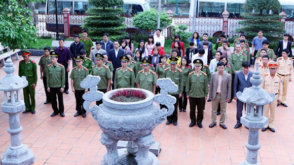 Dâng hương tưởng niệm đồng chí Nguyễn Đức Cảnh ảnh 1
