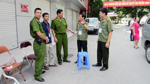 Lực lượng an ninh tích cực bảo vệ kỳ thi hiệu quả ảnh 1