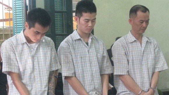 Ba bố con "liên thủ" dùng súng “chọi” đối thủ ảnh 1