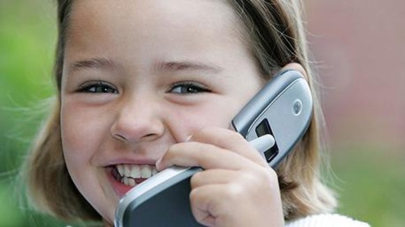 Trẻ dưới 15 tuổi không nên dùng điện thoại di động ảnh 1