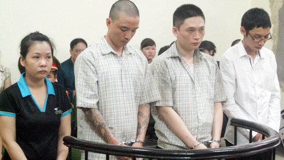 “Chế” thẻ tín dụng giả để mua hàng ảnh 1