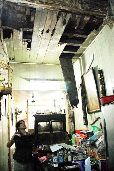 Nhà cổ khổ vì nhà mới ảnh 2