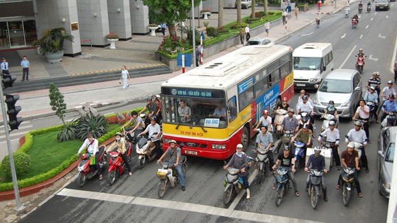 Thu phí đường bộ đối với xe máy: Còn nhiều vướng mắc ảnh 1