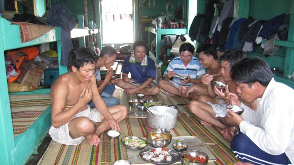 Thăm tàu đánh cá lớn nhất miền Bắc ở Vân Đồn ảnh 2