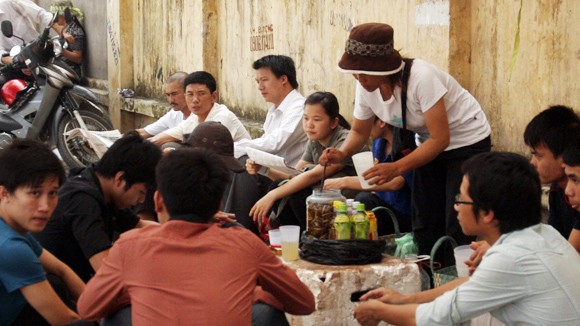 100% nước uống vỉa hè nhiễm khuẩn độc ảnh 1