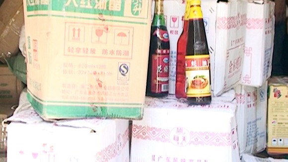 Phát hiện giấm “tẩy” thịt, cá ôi thiu thành... tươi ảnh 1