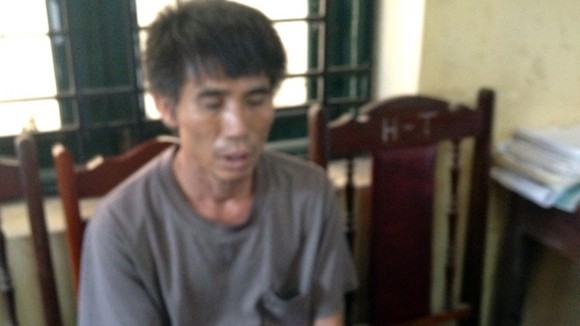 Chồng tâm thần giết vợ rồi cố thủ trên nóc nhà ảnh 1