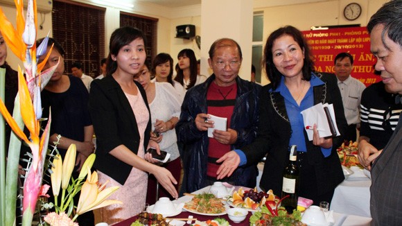 “Giỏi việc nước, đảm việc nhà” ảnh 1
