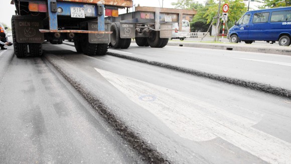 QL1A vừa nâng cấp đã hỏng: Thủ phạm do thời tiết và xe quá tải? ảnh 1