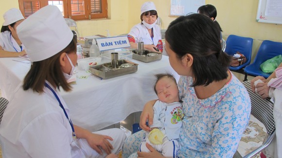 Ngày đầu tiêm chủng Quinvaxem trở lại tại Hà Nội: Trách nhiệm và thận trọng ảnh 1