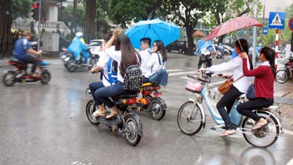 Chấn chỉnh việc học sinh đi xe đạp điện vi phạm Luật Giao thông ảnh 1