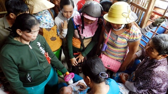 Cậu bé dị tật không chân tay kỳ lạ được phong làm "cậu hai" thần thánh ở An Giang ảnh 2