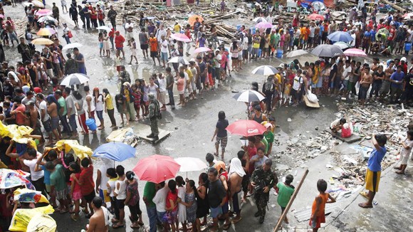 Tàu chiến Mỹ tới Philippines giúp cứu trợ ảnh 1