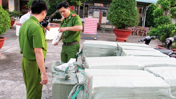 Nâng mức thưởng người tố giác hành vi buôn lậu thuốc lá ảnh 1