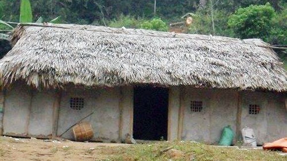 Vì quá nghèo, hai mẹ con uống thuốc diệt cỏ, mẹ chết, con 1 tuổi đang nguy kịch ảnh 1