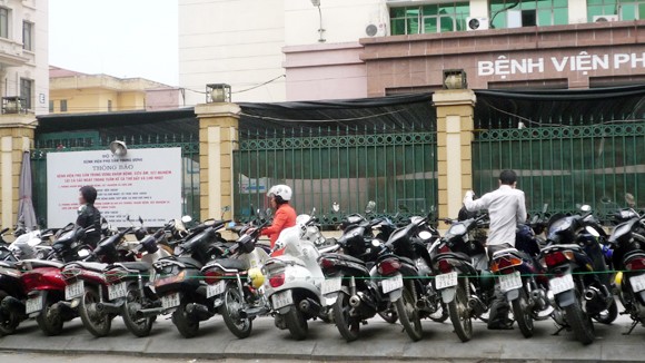 Phí trông xe máy vẫn ngoài tầm kiểm soát ảnh 1