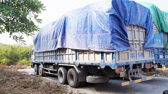 Bắt 2 xe tải chở gần 40 tấn lá thuốc lá nhập lậu ảnh 1