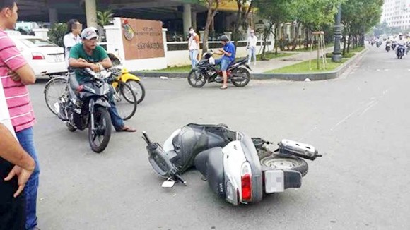 Đâm xe ôtô vào xe máy của bọn cướp, không phạm tội “cố ý gây thương tích” ảnh 1