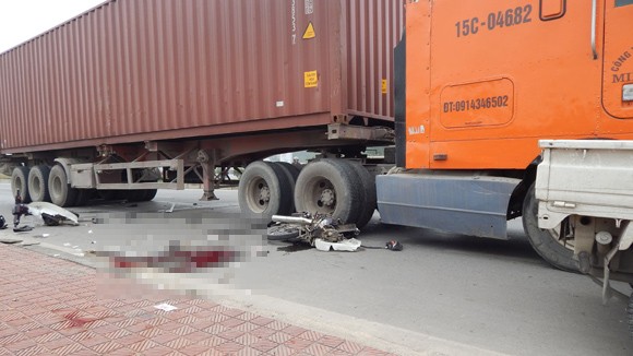 Xe container “đè bẹp” xe Dream ảnh 1