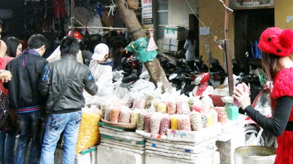Cảnh giác với bánh kẹo bán cân ảnh 1