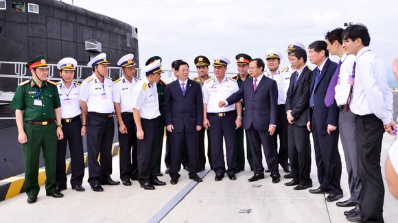 Bí thư Thành ủy Phạm Quang Nghị thăm tàu ngầm Hà Nội ảnh 1
