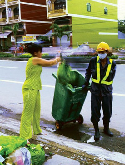 Chiêu lừa “khuyến mại tiền… đổ rác” ảnh 1