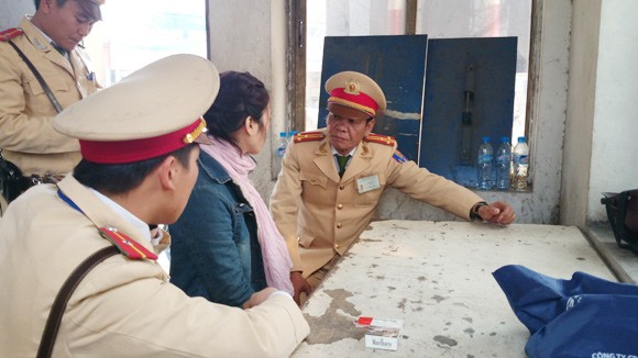 CSGT cứu cô gái định nhảy cầu Chương Dương tự tử ảnh 1