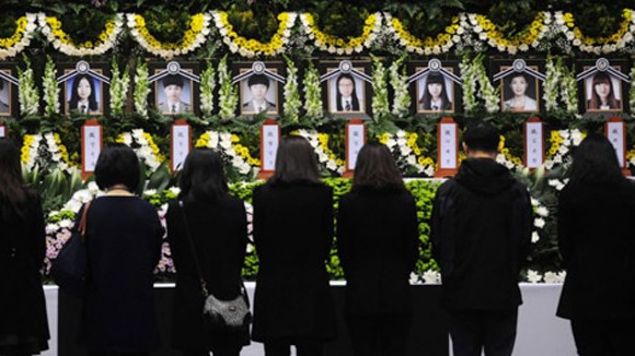 Học sinh buộc phao vào nhau khi phà Sewol chìm ảnh 1