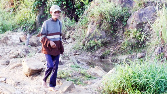 Một ông trưởng thôn bỗng dưng bỏ làng vào núi sống với ma rừng ảnh 1