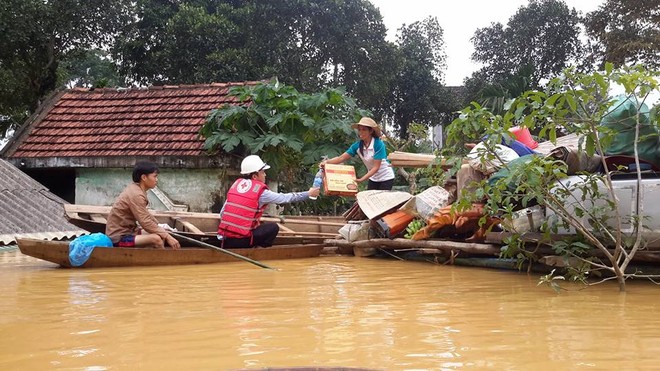 Ấm áp lan tỏa tình nghĩa đồng bào trong lũ dữ ảnh 1